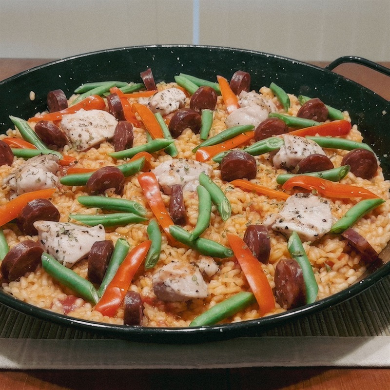Paella with chicken, chorizo, peppers and beans - Paella Magic